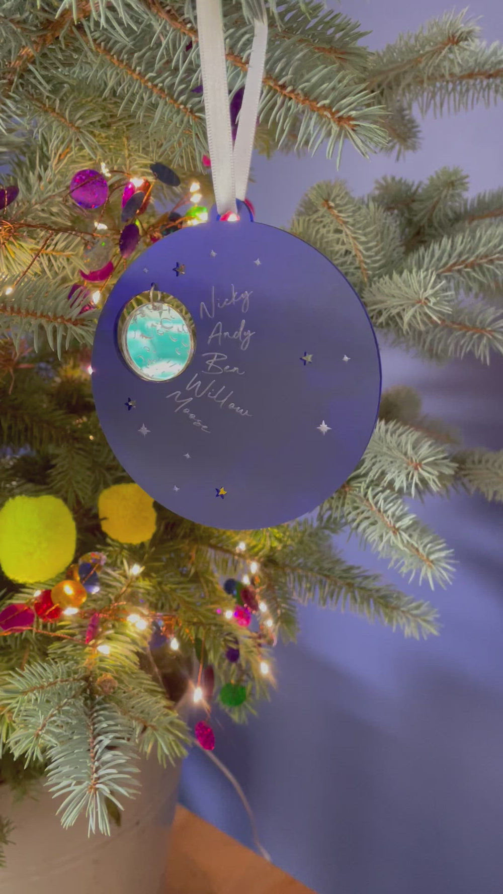 A video of the decoration being shown from different angles.