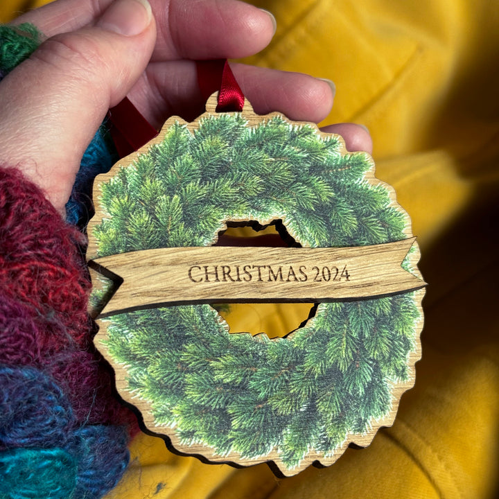Personalised Christmas wreath decoration in oak wood, ideal for festive gifting and tree décor.