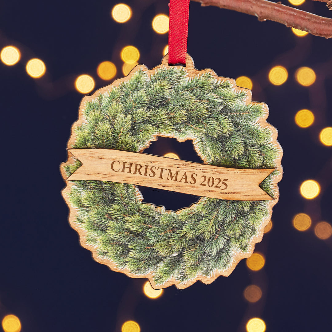 Personalised Christmas wreath decoration in oak wood, ideal for festive gifting and tree décor.