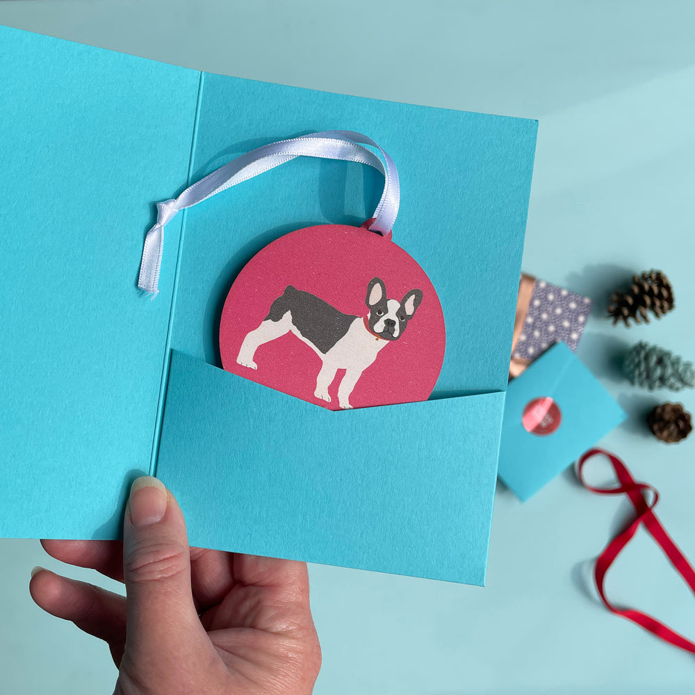 An image showing a similar decoration in a blue gift sleeve.
